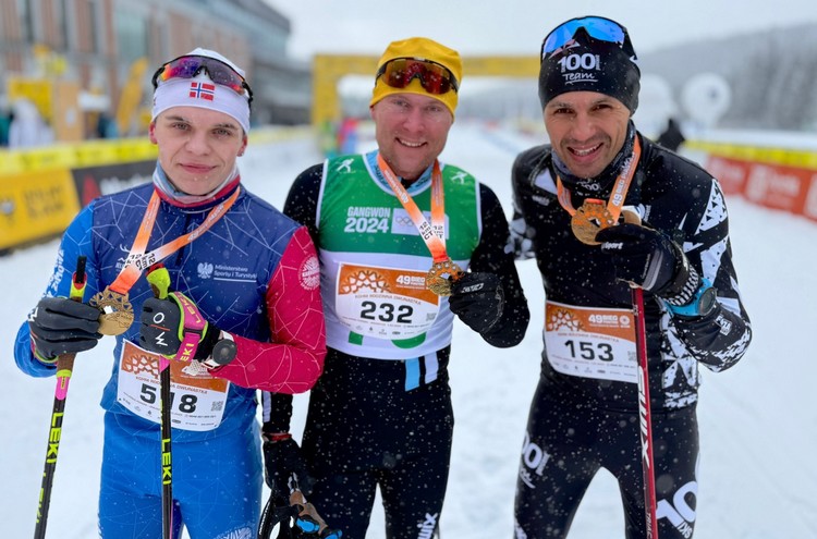 images/rok_2025/lesna_12ka_Bieg_Piastow_2025_podium_men.jpg rodzinna